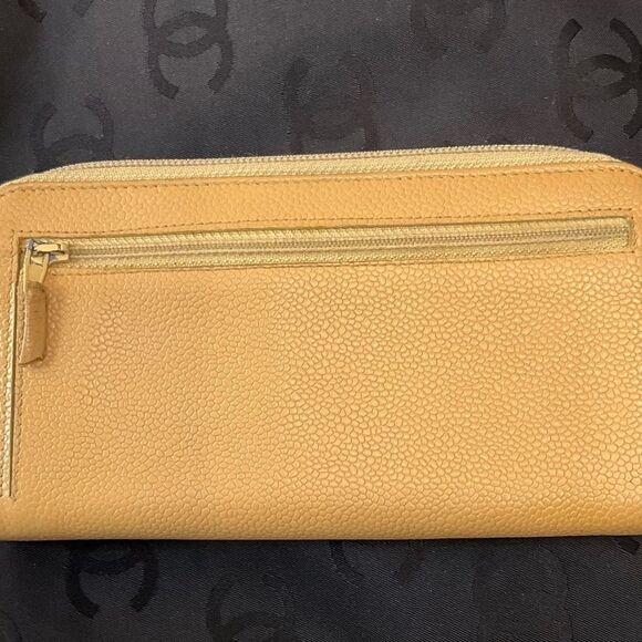 Authentic CHANEL wallet - Picture 2 of 5